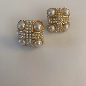 Vintage Napier 1965 Pearl Screw back earrings